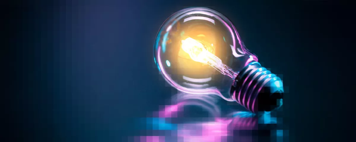 Leuchtende Glühbirne in kräftigen Farben