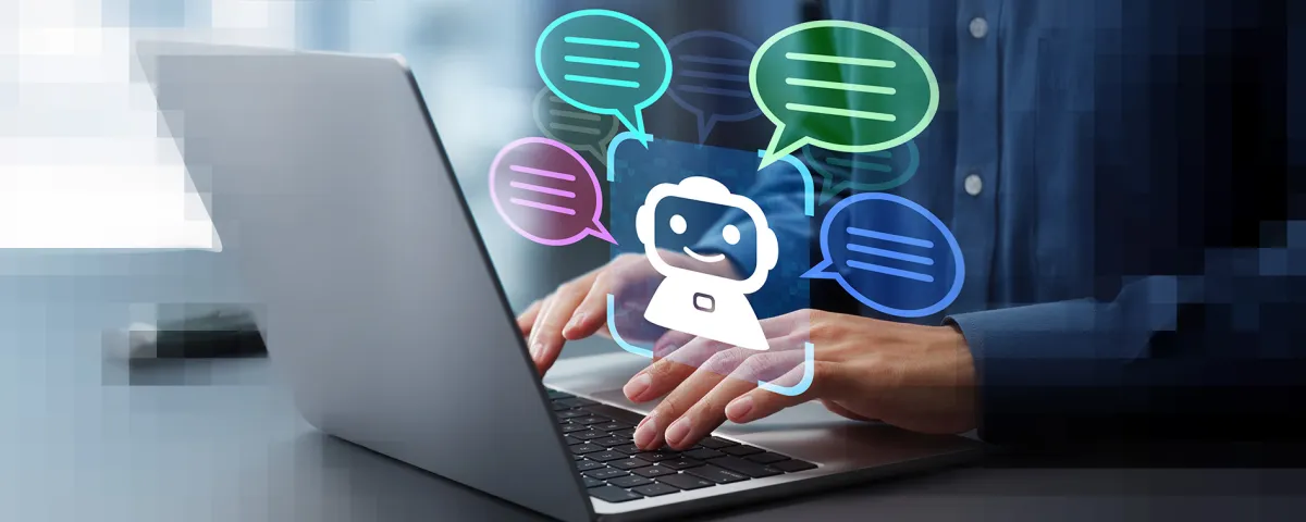 Laptop mit Chatbot und Antwort in Sprechblasen